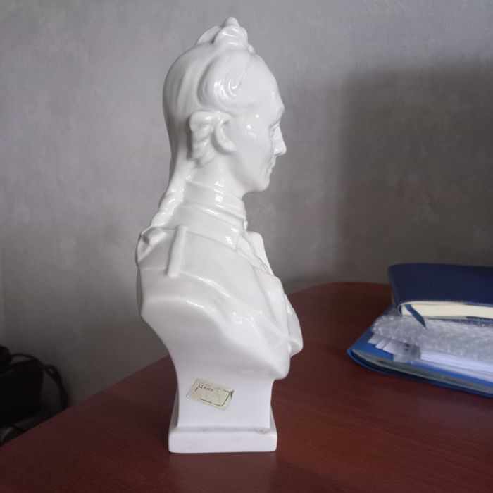 Продам бюст Суворова