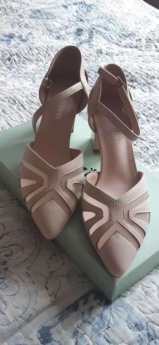 Бежевые новые туфли.