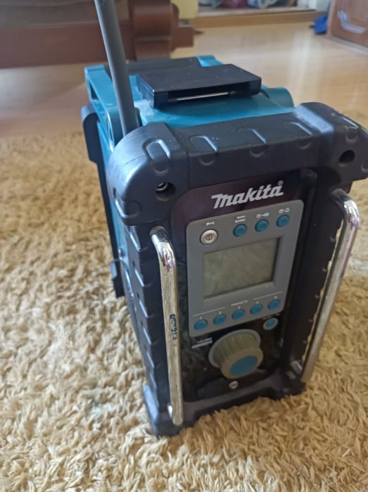 Vând radio Makita.