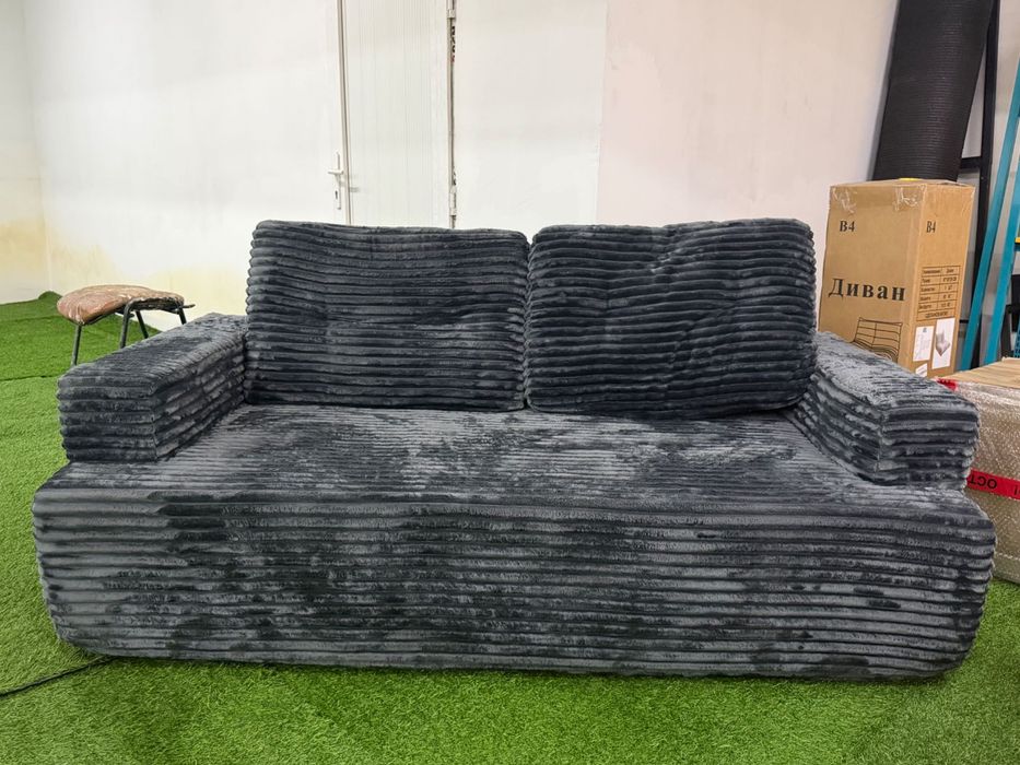 Бескаркасный диван.