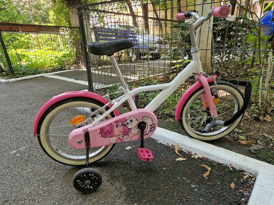 Bicicleta B-twin 16 inchi roz de fete. Btwin f usoara de 16"