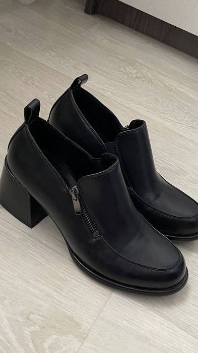 Продается женский обувь