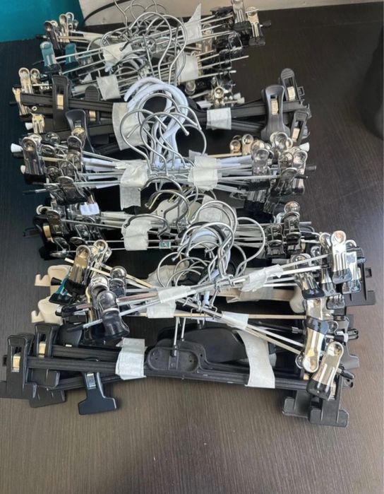 Umerase cu clips pentru pantaloni si fuste