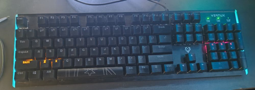 Vând tastatură full size VORTEX cu lumini