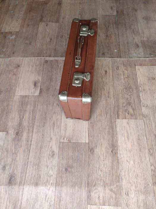 Чемодан с металлическим замком