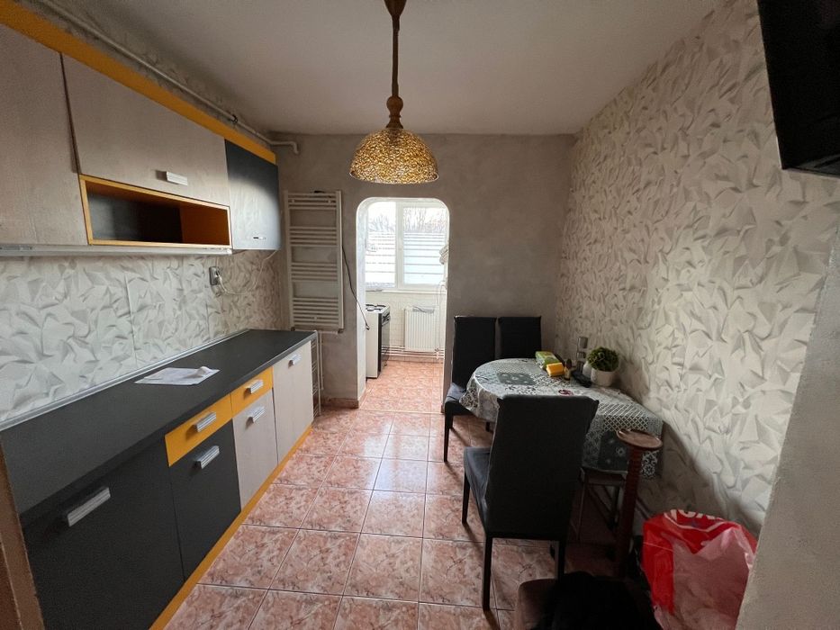 Particular inchiriez apartament 2 camere decomandat