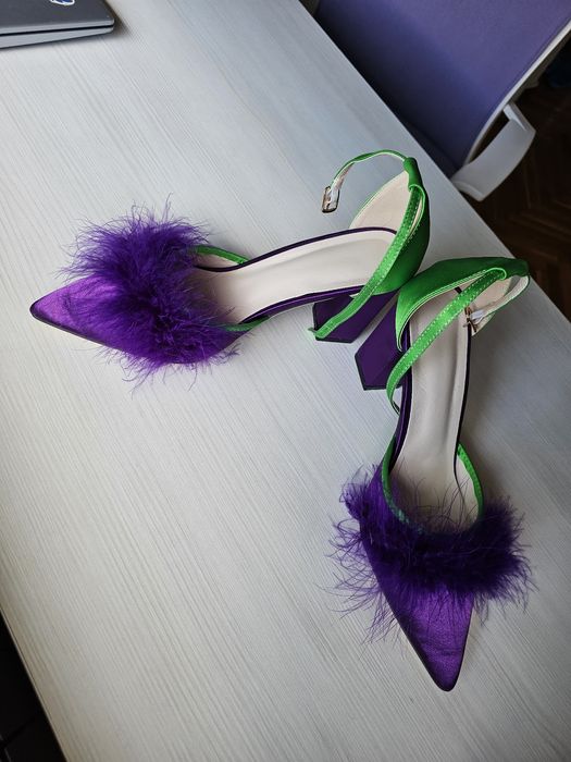 Елегантни сатенени обувки с ток