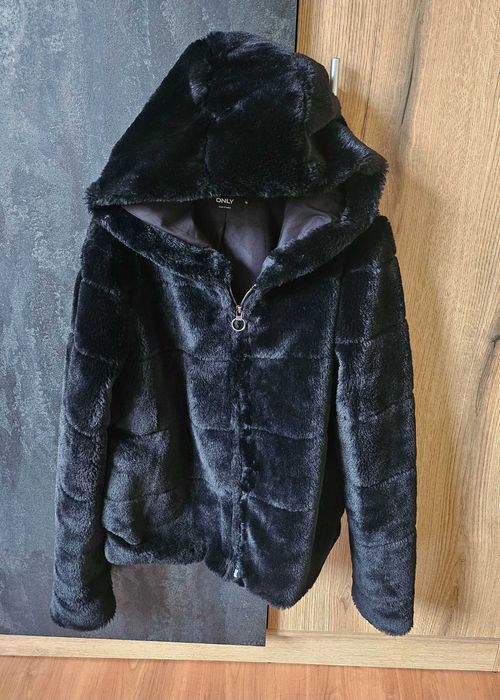 ONLY уникално пухено късо палтенце