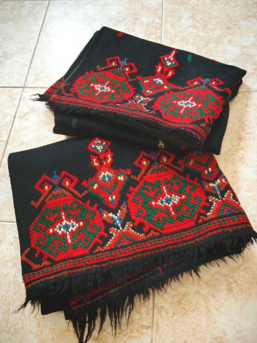 Две Големи Старинни Хърцойски Възглавници за Миндер