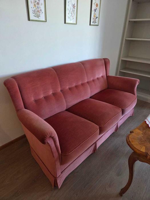 Canapea veche de sufragerie