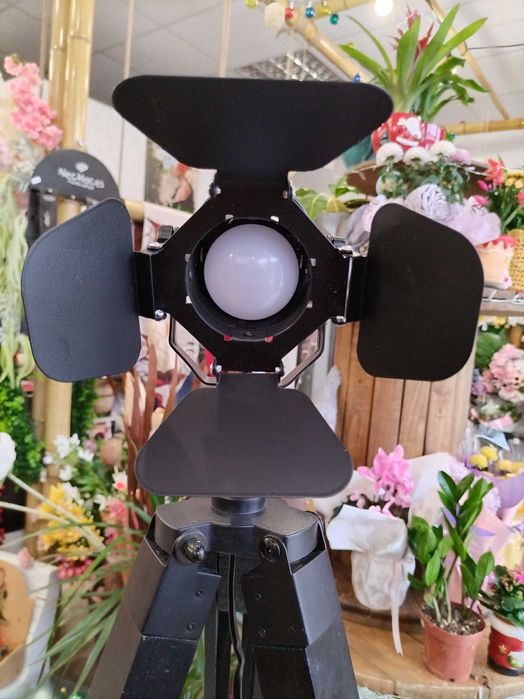 Стояща лампа тринога