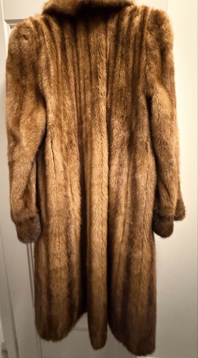 Blană naturală de nurcă – lungă, elegantă, cu guler amplu