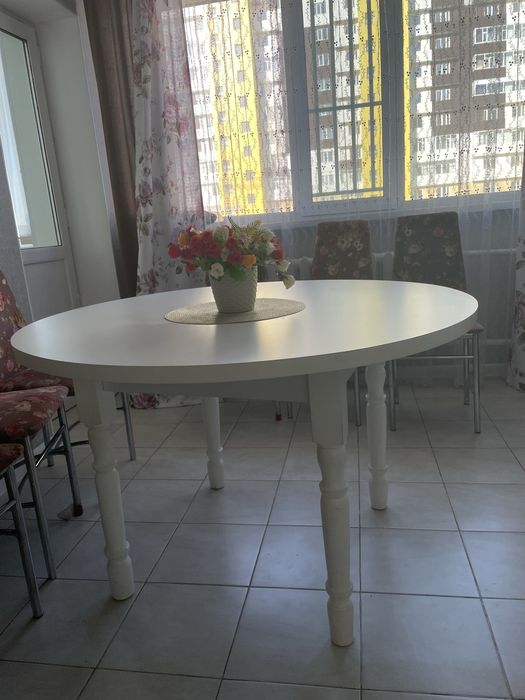 Продам кухонный круглый стол с 6 стульями, с чехлами.