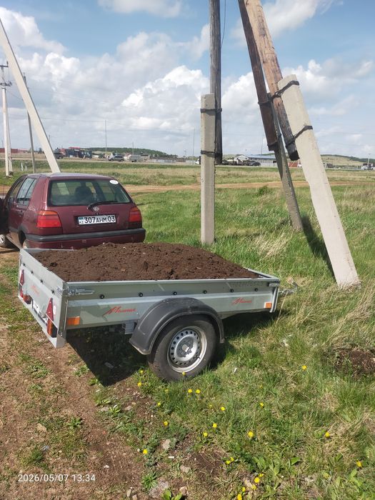 Перегной на легковом прицепе