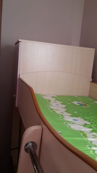 Двухъярусная кровать с матрасами