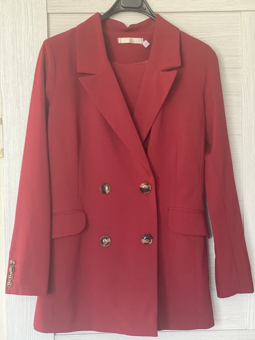 Красный брючный костюм