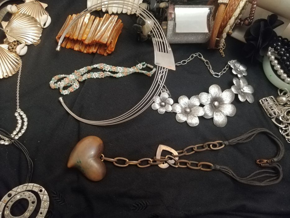 Дамски гривни по 5 лв за 1 брой, колиета по 7 лв за 1 брой