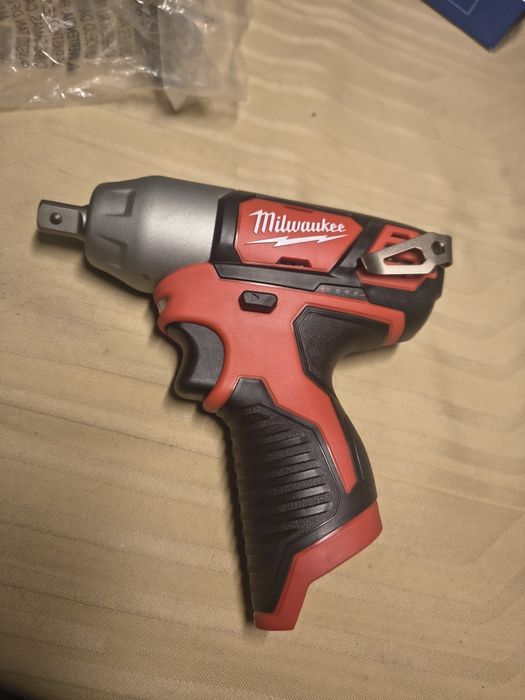Акумулаторен ударен гайковерт Milwaukee M12 BIW12-0, 12 V, 138 Nm, ½″,