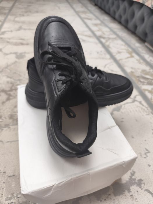 Черные кроссовки в хорошем состоянии.