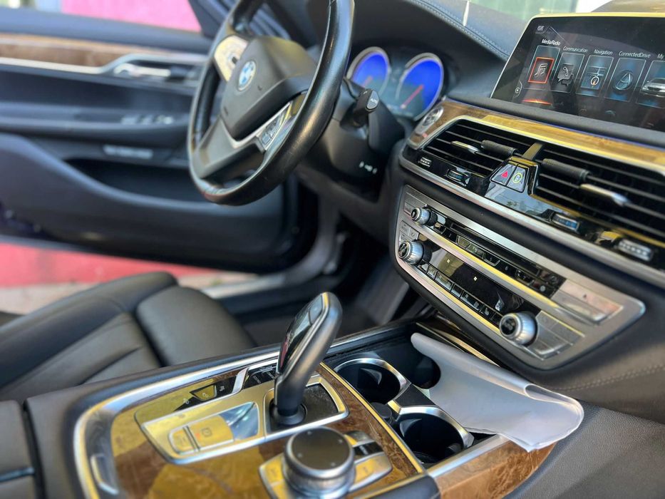 BMW SERIA 750i Xdrive