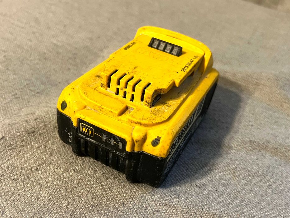 Baterie DeWalt DCB182 XR 18V 4Ah Li Ion defecta nu se incarca