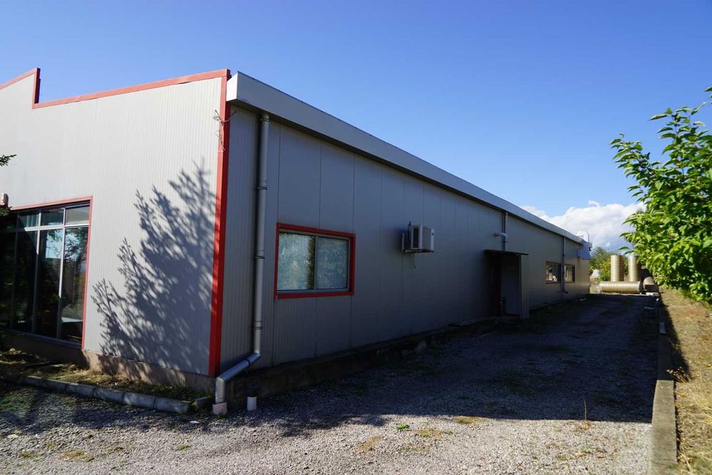 Дава се под наем Промишлена сграда в Карлово - 4500 кв.м за 2308 € - Снимка #1