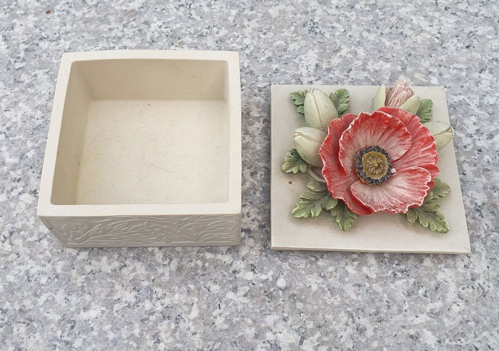 Cutie Cadouri turnata manual