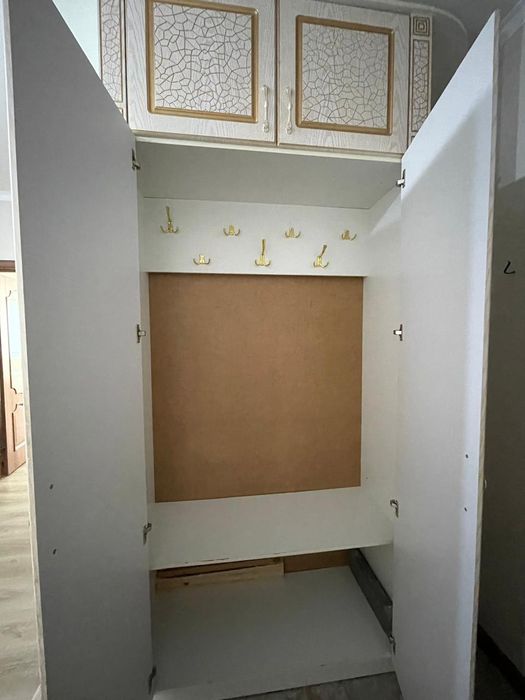 Шкаф в прихожую вместительный