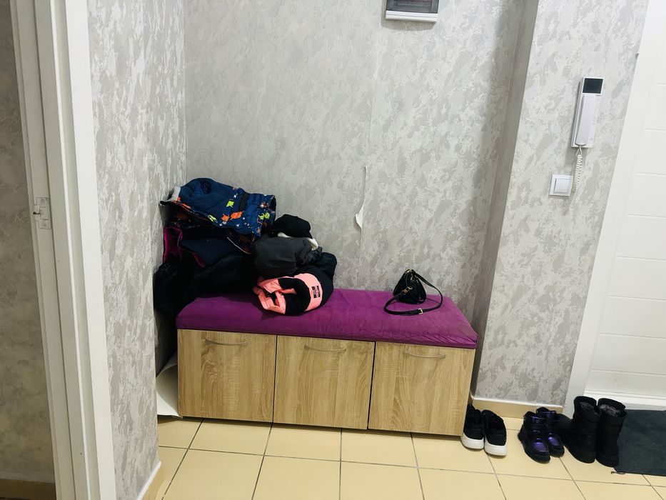 Пуфиг,стол табуреткасымен,под тв