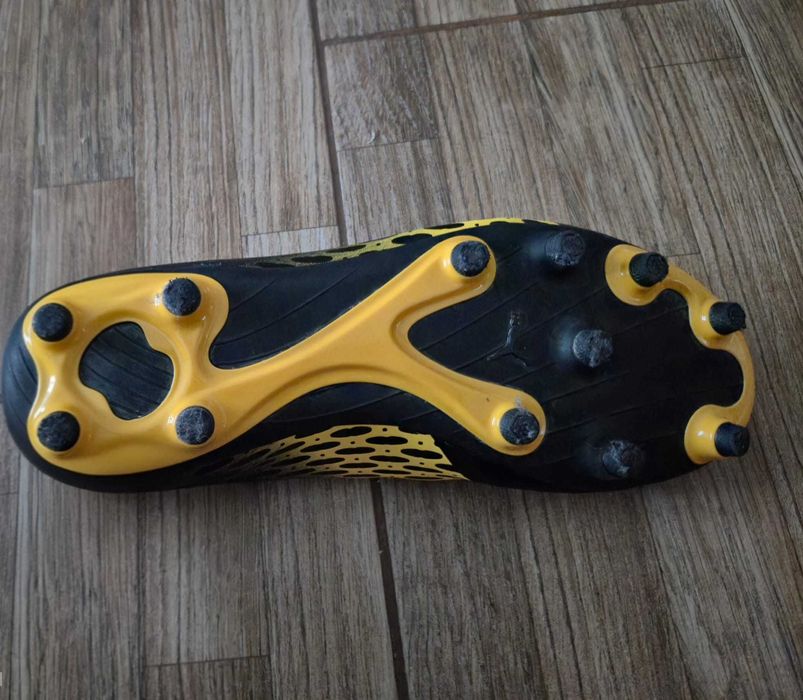 Adidasi fotbal Puma Spirit III si Adidas techfit