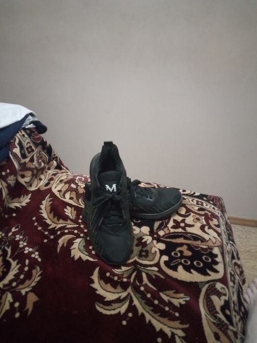 Продам Кроссовки 43р
