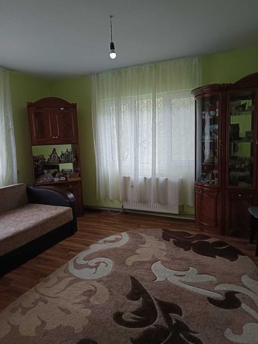Se vinde casă, situată într-o zonă liniștită, ideală pentru locuit și relaxare.