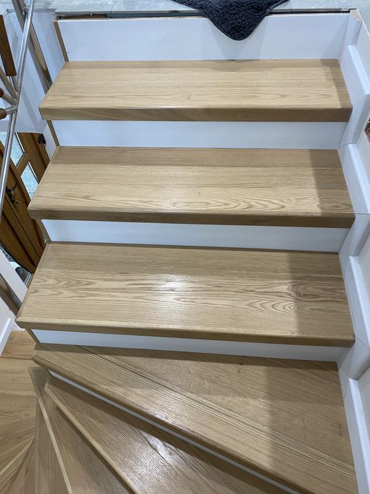 Scari interioare, balustrade, riflaje, plinte, pervaze din lemn masiv