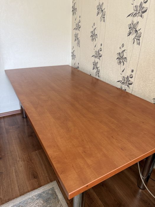 Стол для гостинной или в офис