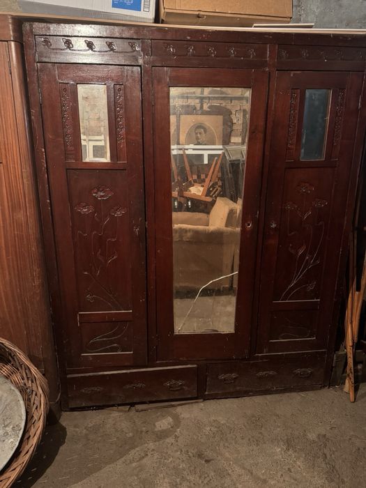 Два броя ретро гордероби.