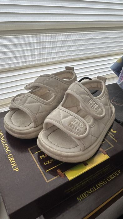 Аяк киімдер сатылады