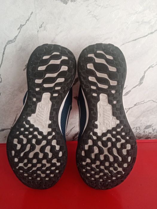 Спортивный кроссовка