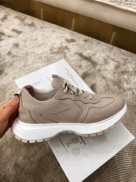 Женская кроссовка