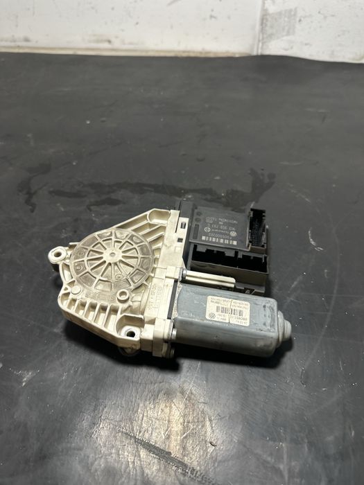 Motoras macara geam stanga fata Volkswagen Vw Passat B6 1K0959793G