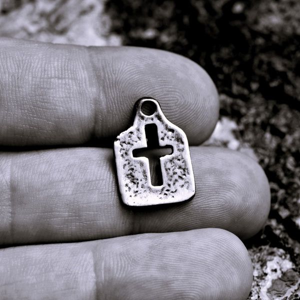 Сребърен медальон 925 с кръст – мъжко бижу с оксидирано покритие
