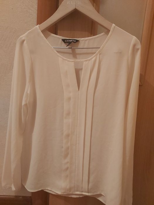 Блузку , белая кофта.