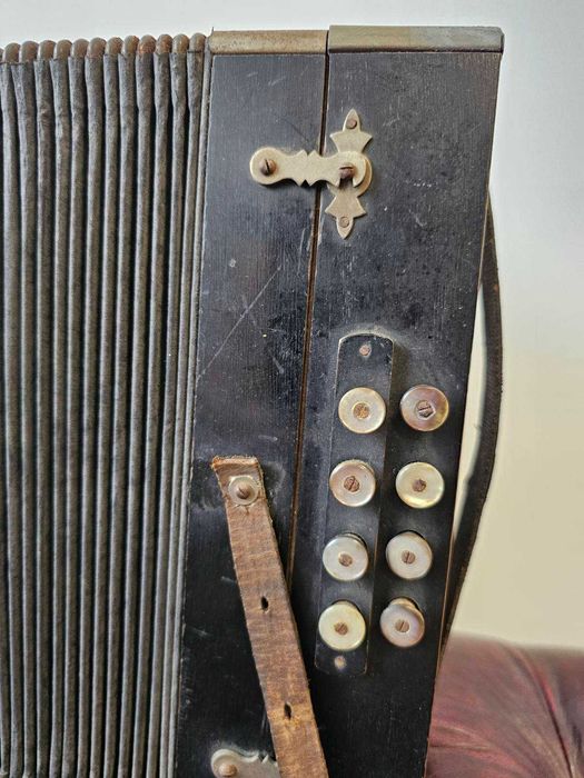 Антикварна хармоника в перфектно за годините състояние