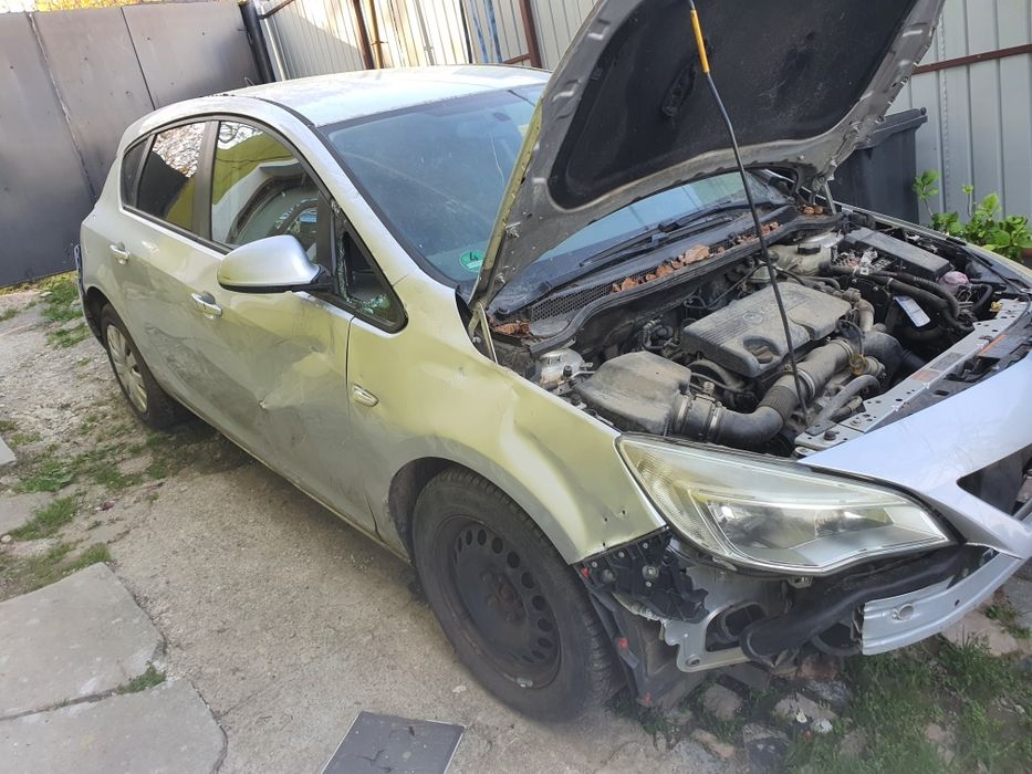Opel Astra  2010, Reparat/ Dezmembrat. motor17 diesel