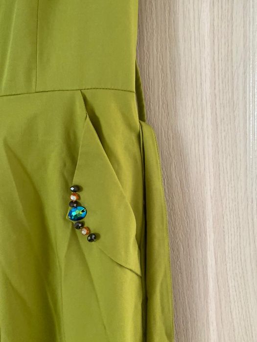 Көйлек жасыл түсті