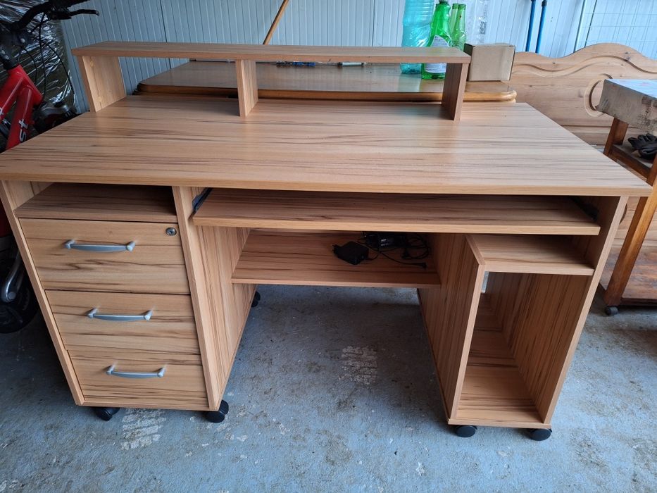 Vand birou in stare buna