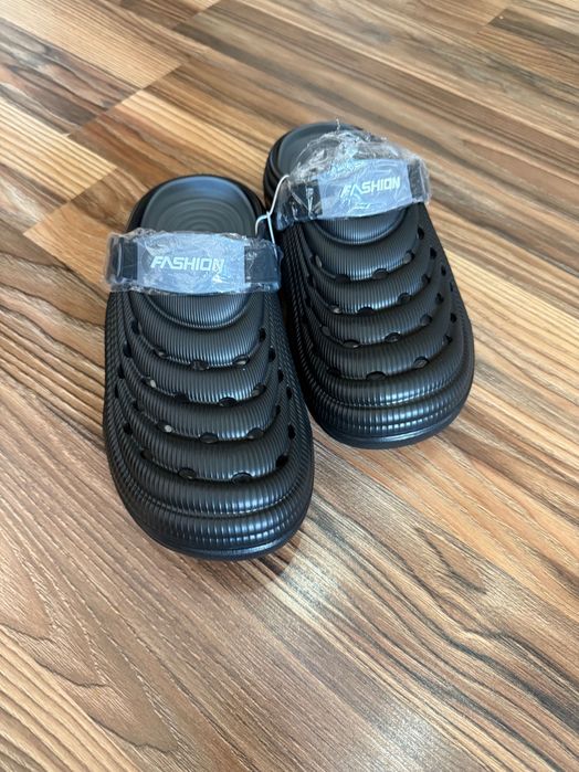 Мужская модель Сабо (крокс) в трех цветах.