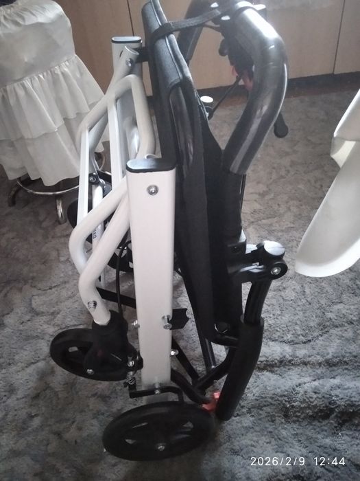 Коляска каталка инвалидов.