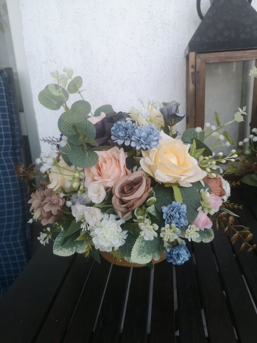 Аранжировки за маса от изкуствени цветя