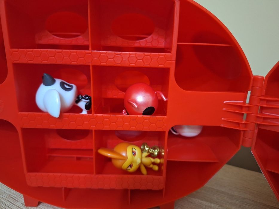 Кутия Miraculous, С  Kwami калинката и черния котарак
