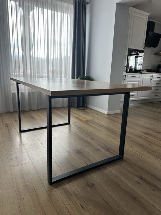 Masă de dining cu blat din furnir decorativ de culoarea stejarului și picioare negre din oțel. 90x160x75 cm